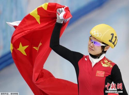 李坚柔夺冠:武大靖平昌夺冠书写新神奇 历数中国各届冬奥首金 资料图:索契冬奥会短道速滑女子500米决赛中,李坚柔夺得中国体育代表团在本届奥运会上的第一枚金牌。