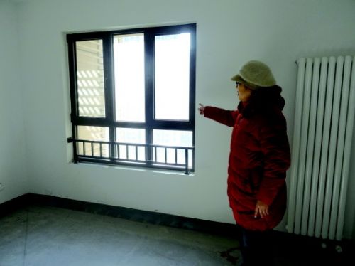 客厅窗户位置偏还比邻居家窄了60厘米 济南25户业主很烦心