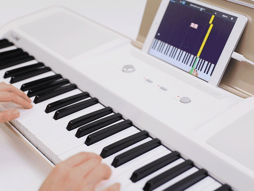 用the one学琴,只要跟着屏幕里的瀑布流按下对应的琴键,会玩"节奏大师