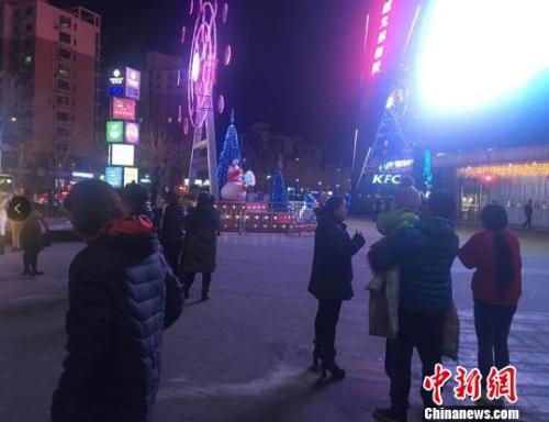 天津地震了:天津地震局:天津近期发生5级以上地震可能性不大 河北廊坊,部分市民在震后走到街头 宋敏涛 摄