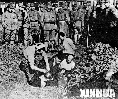 图为南京市民被日军捆绑刺杀.图为被日军轮奸后的南京妇女的惨状.