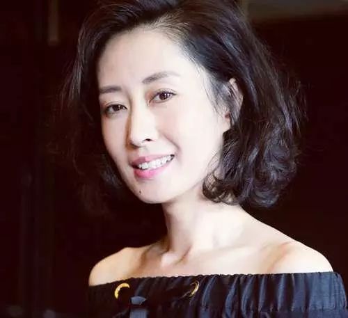 在饱受争议被指撕x无下限的节目中这个半老徐娘却是观众的心头肉