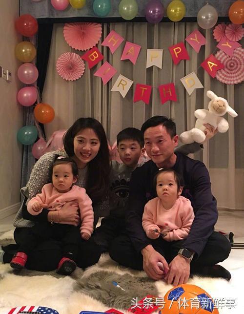 杨威晒全家福!8岁儿子获体操奖牌程菲当他导师,今双胞胎女儿1岁