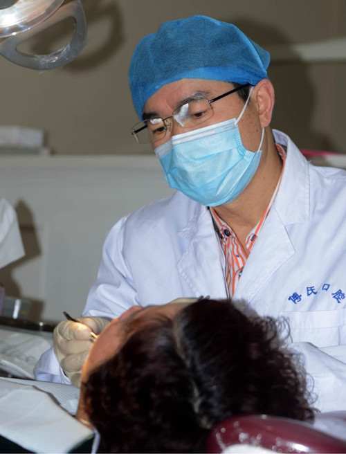 图为傅恭悌正在手术中 卢国良文摄在浙江省会杭州和义乌,牙科专家傅恭