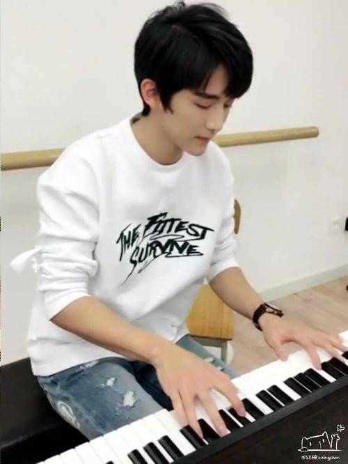 刘昊然和张新成同框!高中同学同人不同命,张新