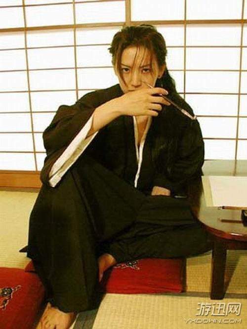 女子,用自己惟妙惟肖的表演与英挺的气质俘获了所有见过她cosplay写真