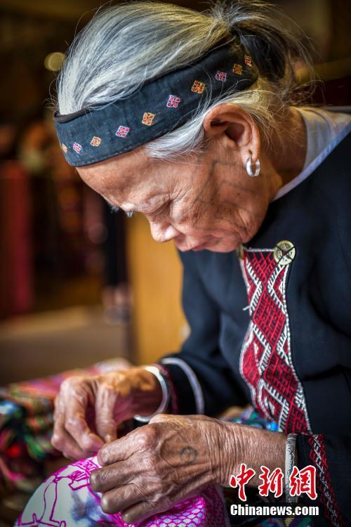 海南黎族文身即将消失 作为装饰至今保存3000年