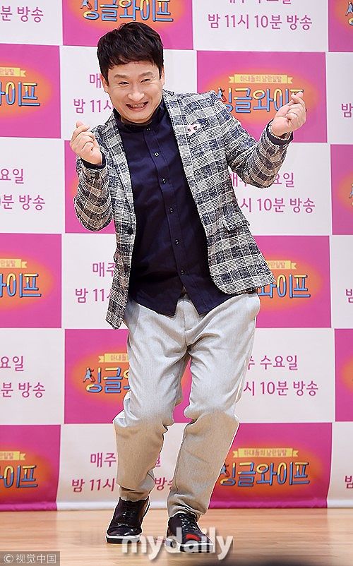 一起来看流星雨李宥利黄衬衫配长裙甜美与朴明秀指远处神同步