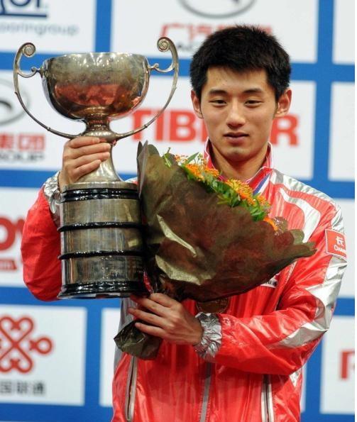 张继科尴尬手捧女双奖杯