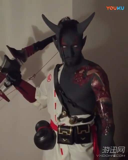 国外小哥cos《守望先锋》恶鬼半藏 这个眼神好犀利