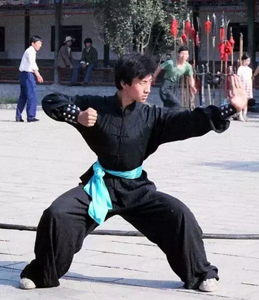 为此他进入社会后又去学习了实战性更强的形意拳,散打,自由搏击等武术