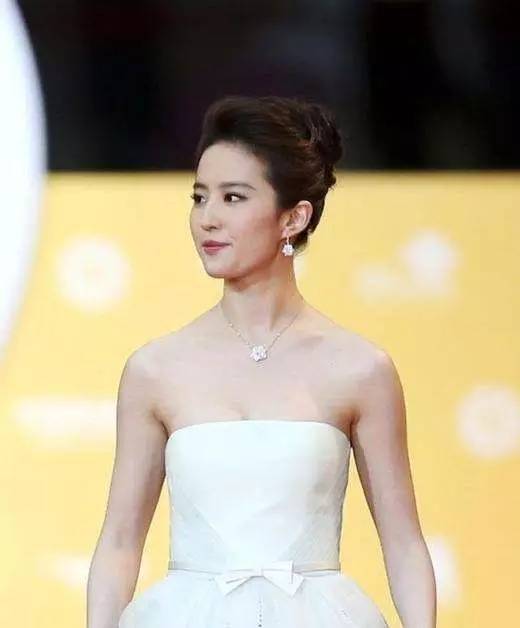 别总说看脸决定你穿衣好不好看的明明是肩膀