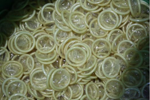 你用的冈本和杜蕾斯,可能产自这个山西农村大杂院……|王飞|避孕套