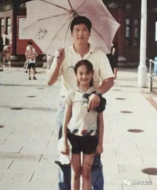 童年郑爽像粉妆玉砌的瓷娃娃