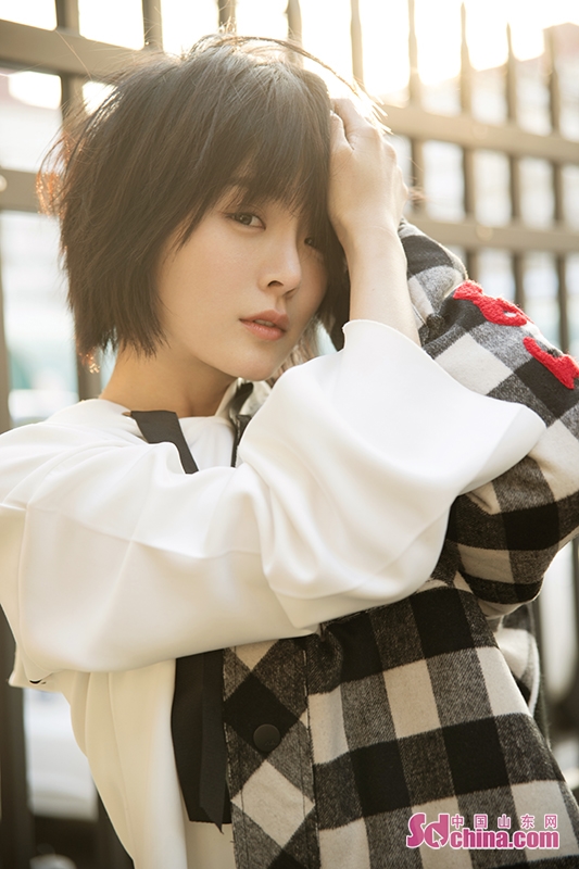 近日,演员种丹妮曝光了一组街拍写真.