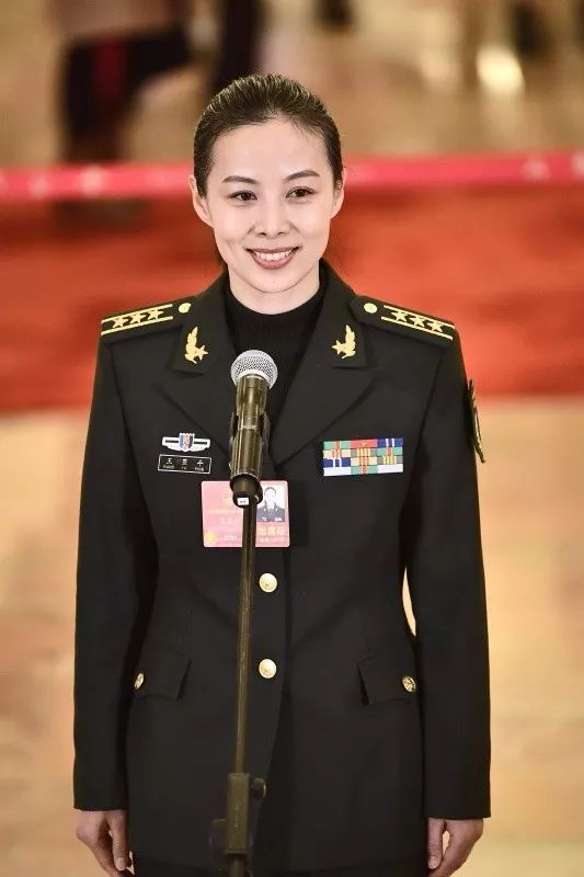 航天员王亚平亮相代表通道愿永远做孩子心中的太空老师