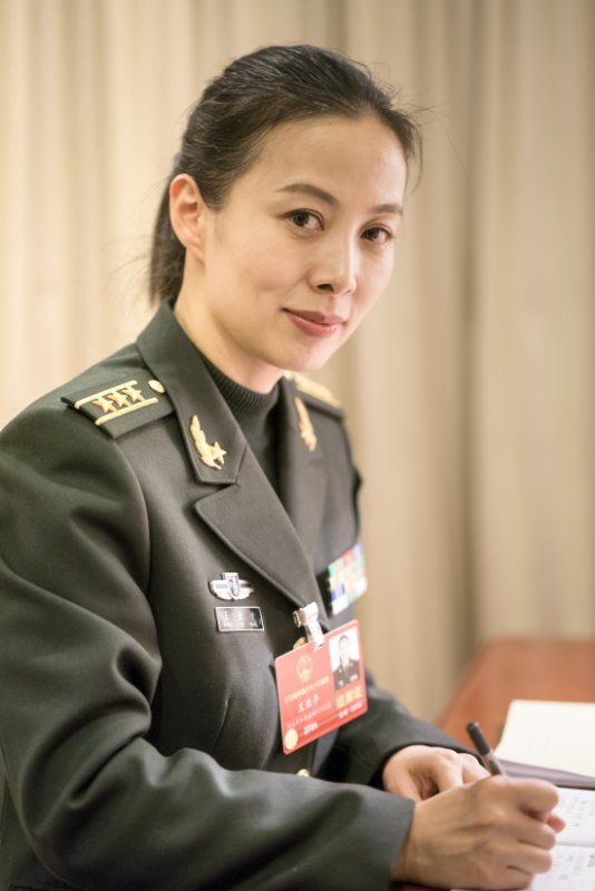 军微观两会|航天员王亚平代表:备战空间站任务,梦想登上月球