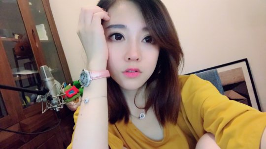 炫富女主播冯提莫穿青花瓷旗袍直播 花式比心 网友直呼受不了了