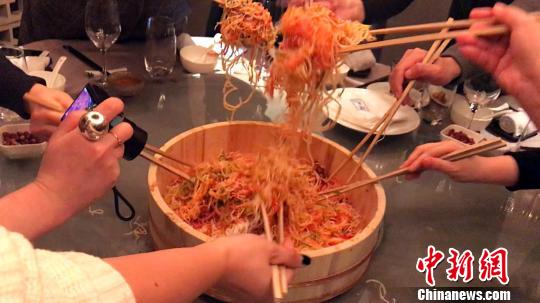 上海市民“捞鱼生”提前“捞起”年味|食材|鱼生|捞鱼_新浪新闻
