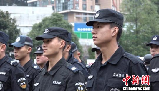 贵阳特警真枪实弹沙场大比武