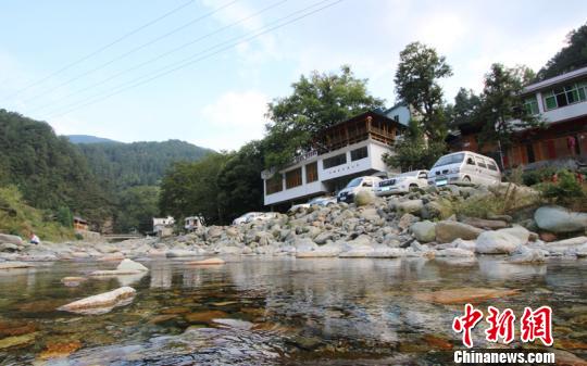 靠青山得"金山"作者 田林 周正 周燕玲10年前,贵州省印江自治县木黄镇