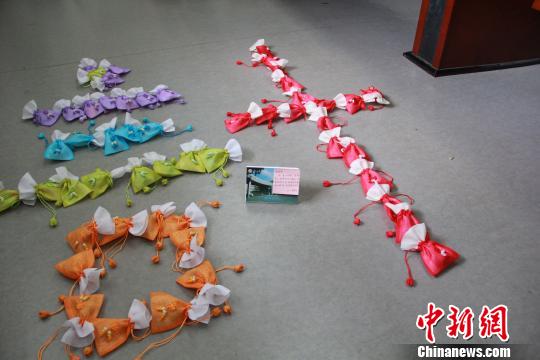 江西高校教师自制减压锦囊赠考研学子