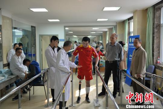 “铁路英雄”徐前凯:希望新的一年做回独立的自己|重庆|徐前凯|义肢_新浪新闻