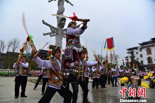 廣西苗族民眾吹蘆笙踏踩堂祭祀祖先過苗年