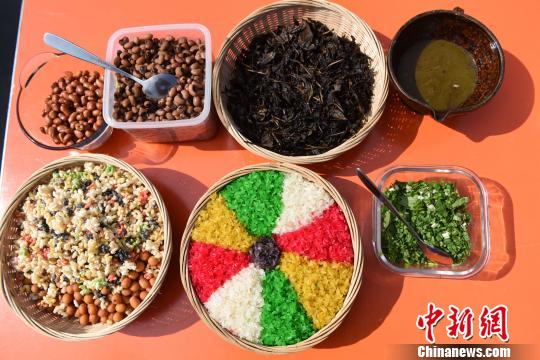 广西侗乡200余名妇女赛打油茶庆"三八"