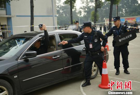 四川乐山公安特巡警应急处突技能比武举行