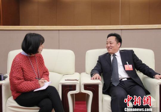 图为甘肃省人代代表,兰州市发展和改革委员会主任刘凤恒接受中新网