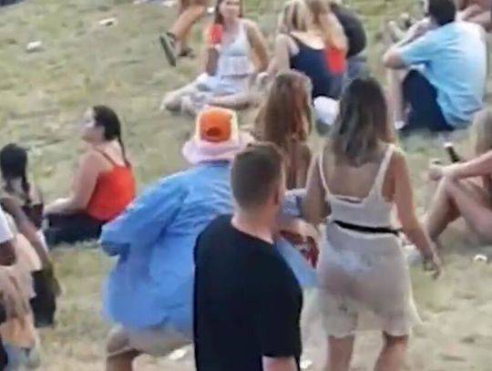 岁姑娘裸上身散步暴打袭胸男子视频获万人转发 手机新浪网