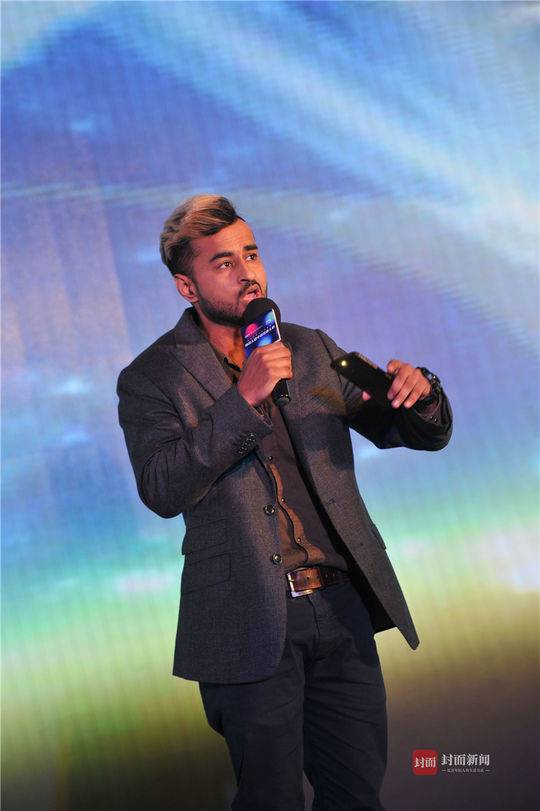 印度小伙一言不合就尬舞 尬的还是"坝坝舞"