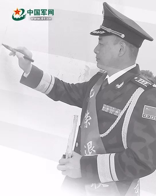 敬礼,老兵!你转身的背影写满深情