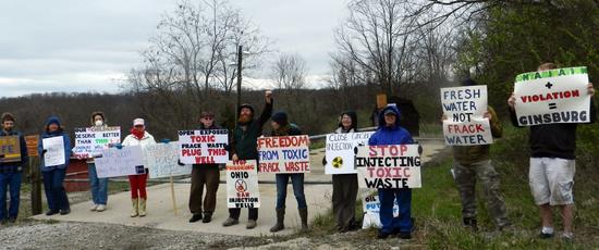 在俄亥俄州的雅典县，示威者抗议金斯伯格的注入井