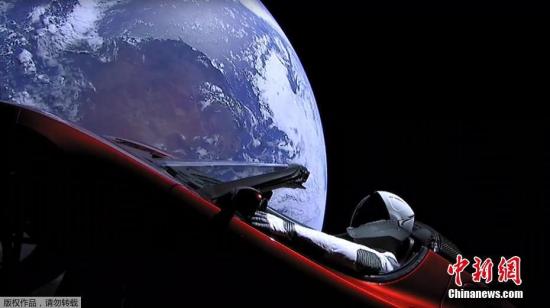 资料图：当地时间2月6日，太空探索公司SpaceX试射的猎鹰重型火箭成功发射升空，把一辆特斯拉跑车送入绕太阳飞行的轨道。