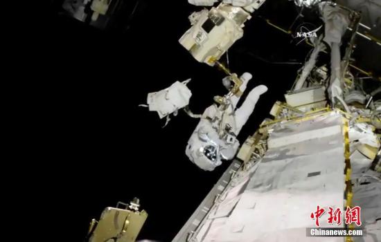 资料图：2017年10月20日，国际空间站的宇航员进行太空行走，更换了出现问题的机器手臂。