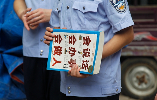  2017年8月15日，郑州市郑东新区在一场打击传销专项行动中缴获的传销书籍。视觉中国供图