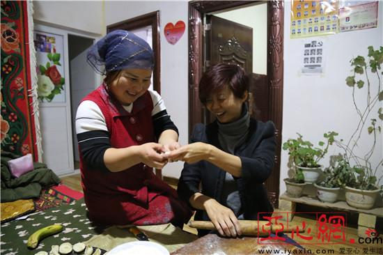 新疆轮台县纪委干部和亲戚一起包饺子吃团圆饭
