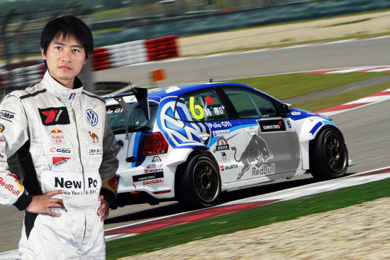 韩寒最早被人熟知是以作家的身份,2003年韩寒开始职业赛车生涯,并且他