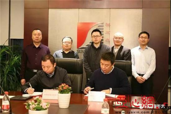 与杭州赛石园林集团有限公司副董事长,执行总裁张磊在协议书上签字
