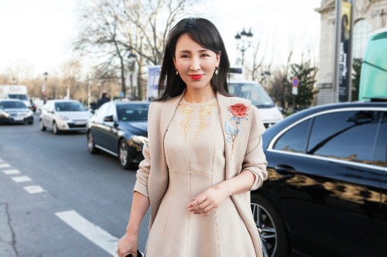 岳丽娜现身巴黎高定时装周 接连亮相晚宴及高定秀