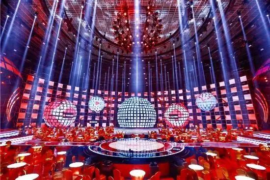 据悉,晚会现场将通过舞台改在,将传统的三面舞台结合led屏的造型设计