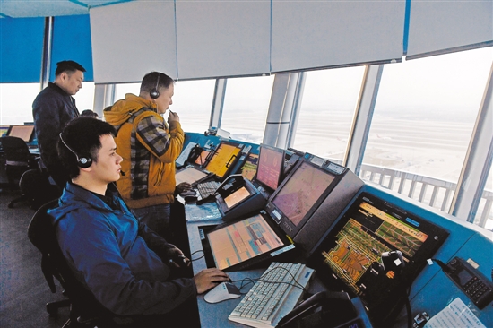 2月7日,广州白云机场,中南空管局管制中心塔台管制室,管制员正关注和