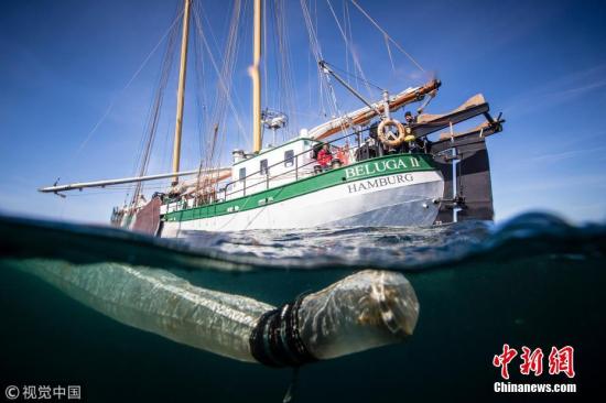 漂浮在巴厘岛水域中的塑料瓶。 图片来源：视觉中国
