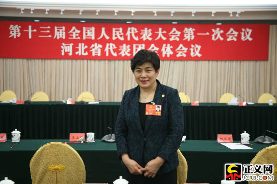 张淑芬代表: 坚持行贿受贿一起查从源头上打击了腐败