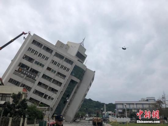 资料图：台湾花莲近海2月6日23时50分发生里氏6.5级地震。现场救援正在紧张进行中。中新社发 叶青林 摄