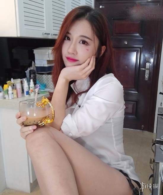 "斗鱼第一御姐"cos吃鸡吉利服 黑丝长腿诱惑十足