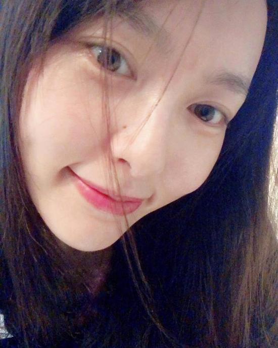 唐嫣洗脸后晒素颜大脸自拍