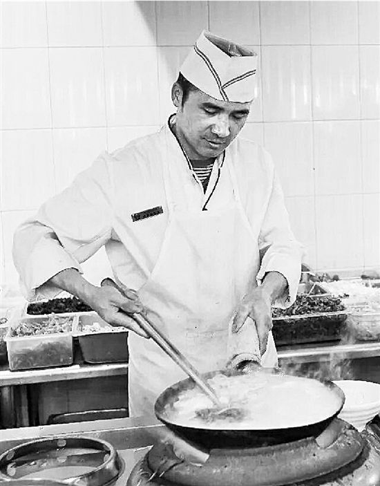 食堂大叔写了一张请假条却看哭了无数的学生